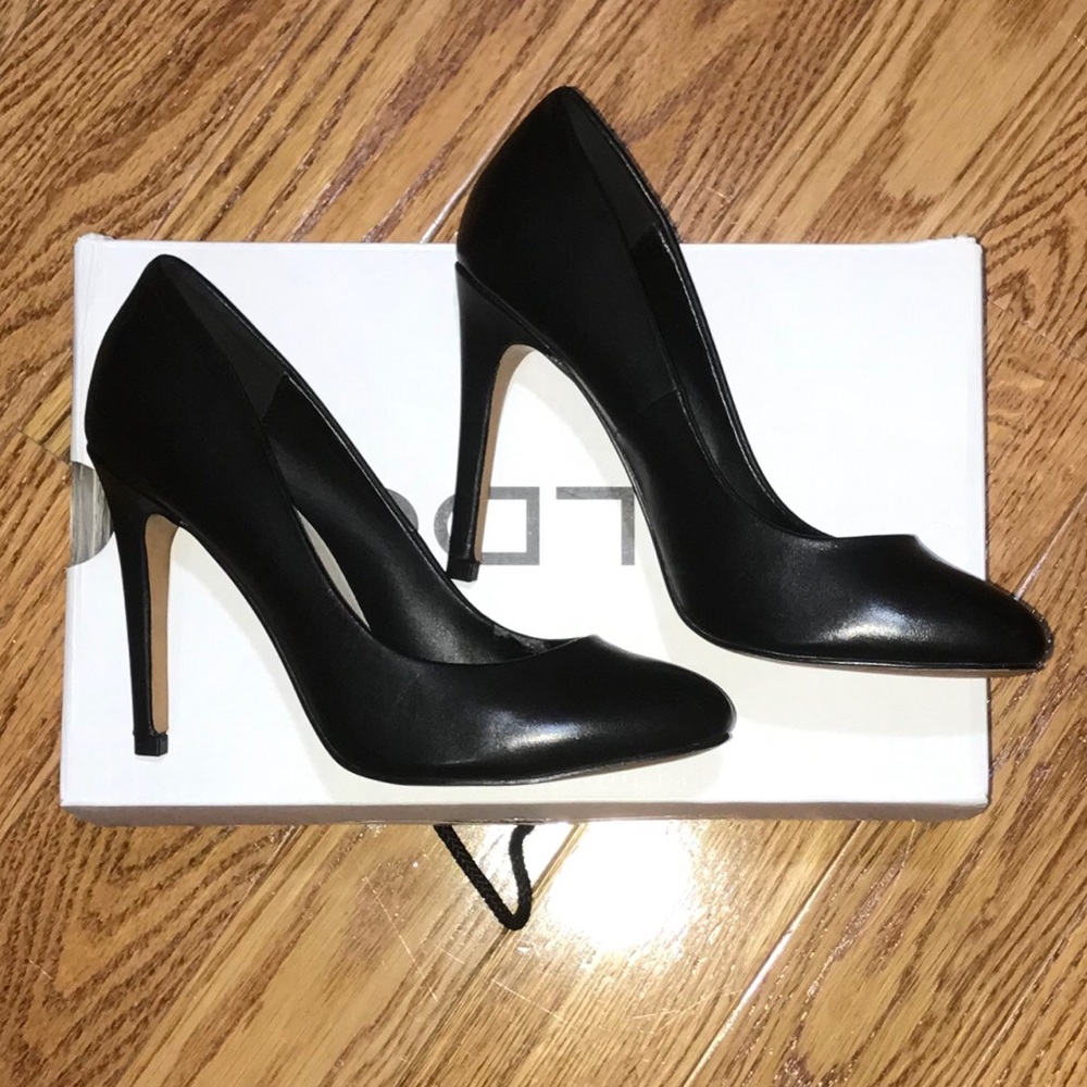 Black pumps
